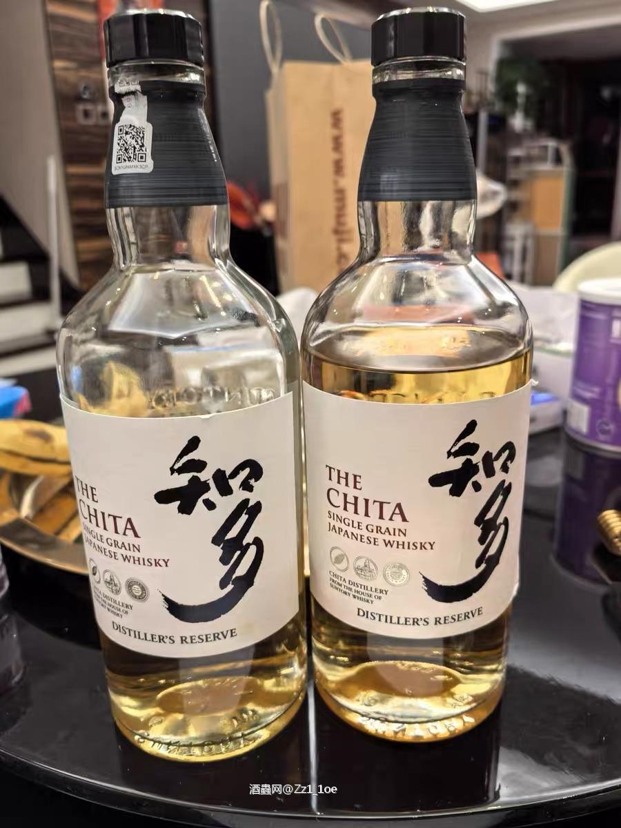 威士忌不仅是一种饮品,更是一段历史的见证。从苏格兰的古老酿造技艺到爱尔兰的独特风味,威士忌的历史悠久且丰富。每一瓶威士忌背后,都隐藏着岁月的积淀和酿酒师的智慧。这份历史的沉淀让每一口威士忌都充满了深厚的文化内涵。