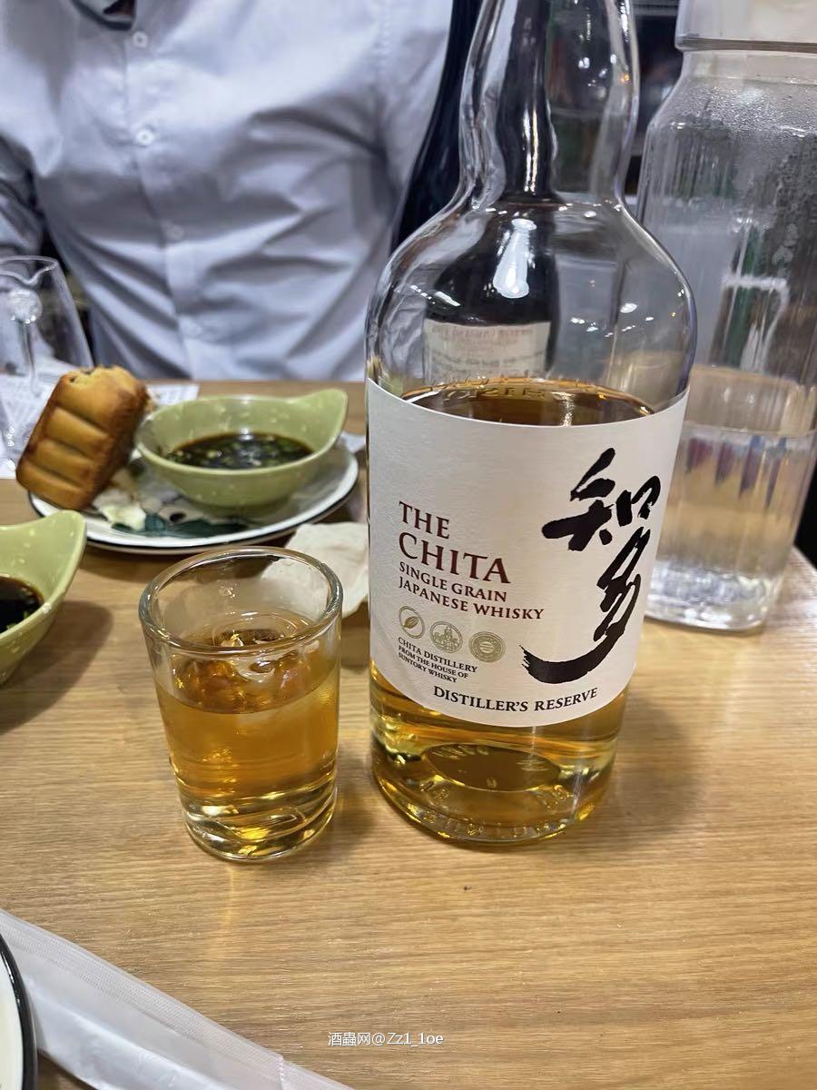 威士忌的品饮体验 品饮威士忌是一种享受生活的方式。那一刻,酒液在口中缓缓流淌,细腻的香气与味道交织在一起。威士忌的风味层次丰富,涵盖了从甜美的蜂蜜到浓郁的烟熏味,每一种风味都在述说着酒厂的独特故事。这种品味的过程不仅仅是饮用,更是一次感官的旅行。