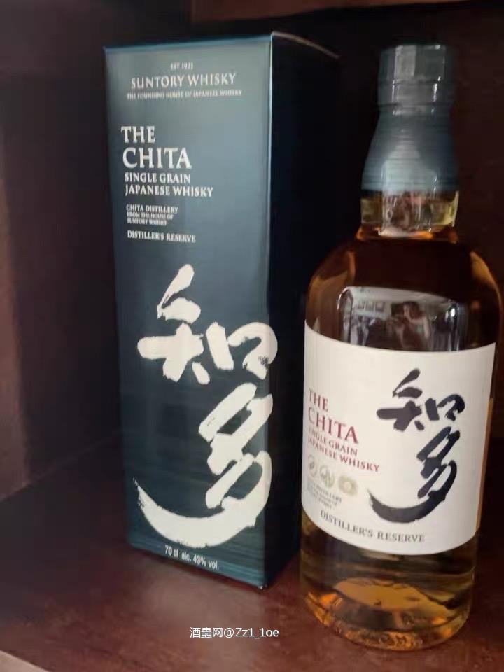 知多威士忌以其独特的轻盈口感和复杂的风味而著称。酒体柔滑,入口带有明显的蜂蜜和香草味,同时伴随细腻的果香。经过精心调配的酒液在舌尖上展现出淡淡的橡木和坚果香气,使得每一口都充满层次感。 这款威士忌在调和中表现尤为出色,展现了日本威士忌的精致工艺。其细腻的口感和丰富的香气使它成为了适合慢品的佳品,无论是独饮还是搭配餐点,都能带来愉悦的味觉体验。