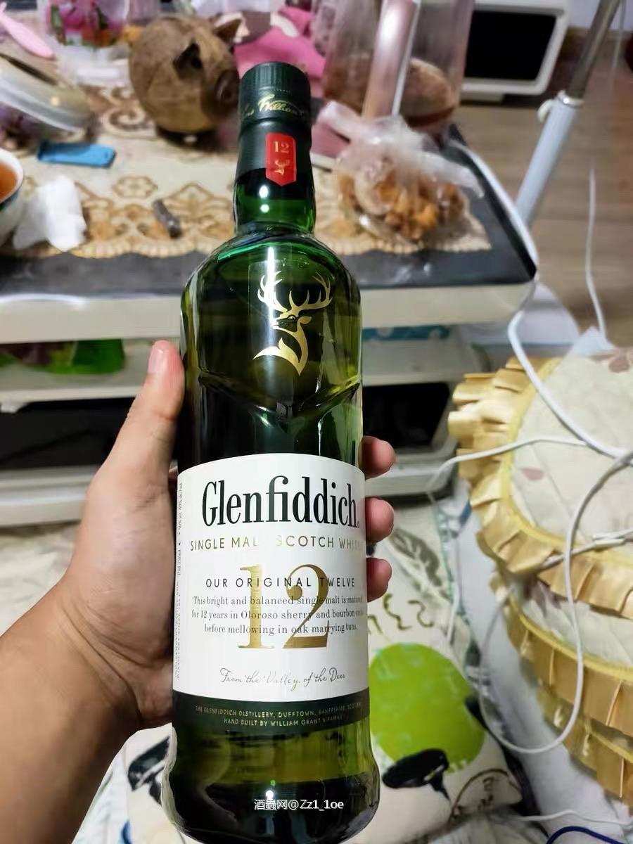 威士忌的每一次入口,都是一次感官的旅行。香气中藏着木桶的痕迹,味道中蕴含着麦芽的精华。它不仅满足了味蕾的渴望,更是一种对生活细节的欣赏,让人对每一个瞬间更加珍惜。