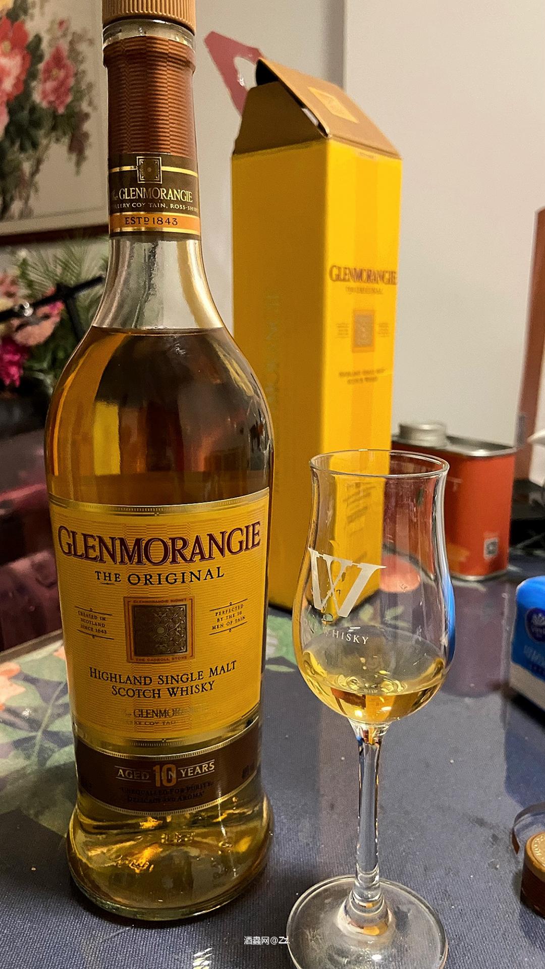 喝威士忌的过程是一种享受孤独的仪式。独自品味时,威士忌仿佛成为了一个知心的朋友。它的层次感与深度,让人静心沉思,反观自我,在喧嚣中找到了片刻的宁静。