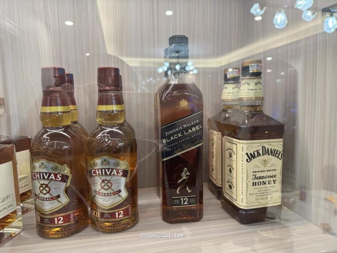 威士忌不仅是一种饮品，更是一种艺术。每一瓶威士忌背后都蕴藏着酿酒师的心血与技艺，从原料选择到发酵、蒸馏，再到熟成，每一步都需要精细的控制与丰富的经验。每次品尝，仿佛是在与历史对话，感受着时间的沉淀与岁月的积累。