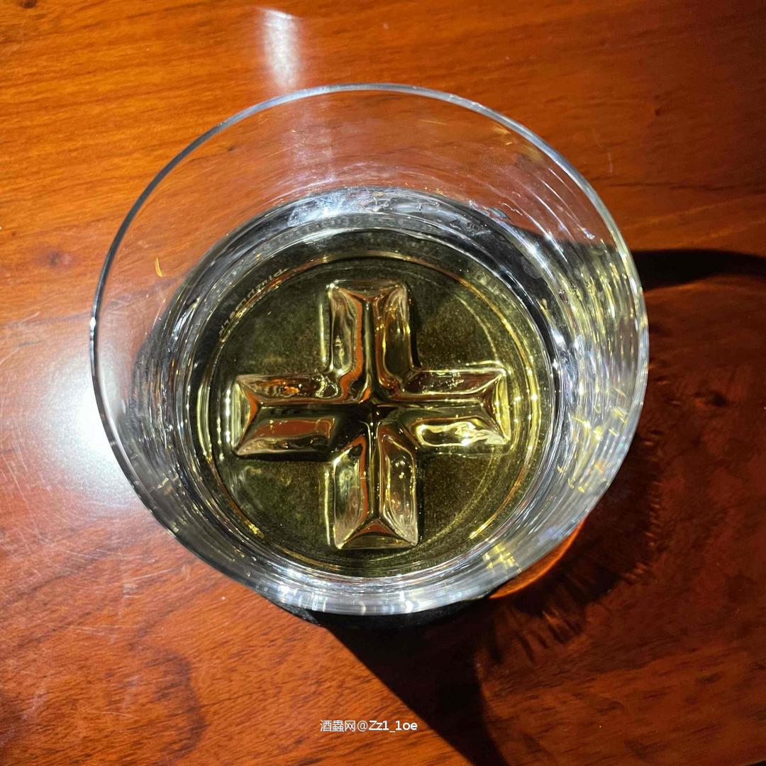 威士忌的复杂与深邃，让人意识到，真正的美好往往需要经过时间的考验。每一瓶威士忌背后都有无数次的调配和陈酿，正如人生中的每一段经历都在塑造我们的独特性格。
