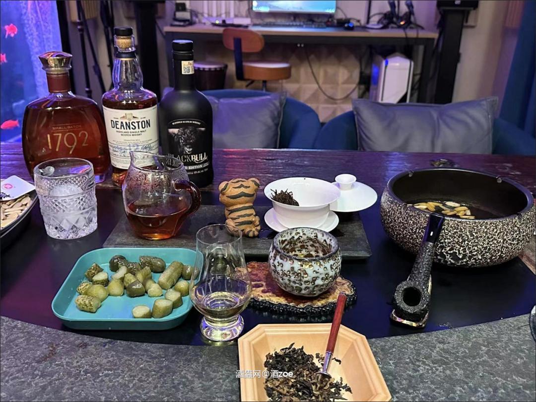 威士忌的品鉴是一种沉静的仪式，它教会我们珍惜当下的每一刻。在快节奏的生活中，威士忌让我们慢下来，用心去感受每一口的风味，这种体验使我们更加感恩和珍惜生活中的小确幸。