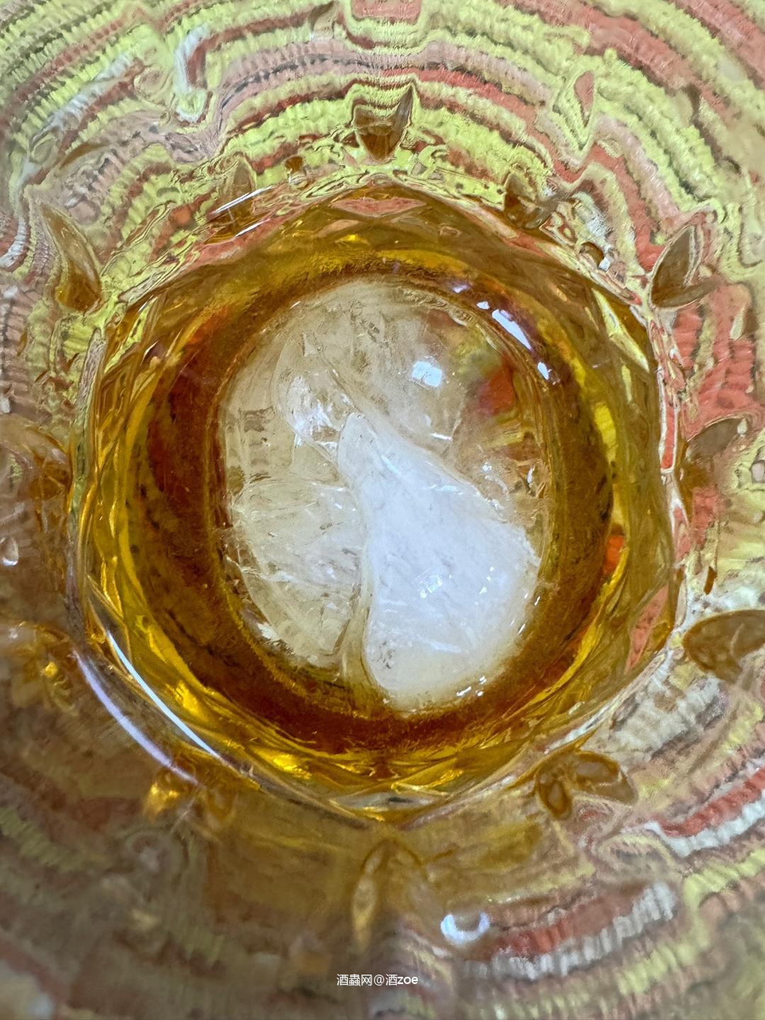 威士忌的魅力在于它的包容性和复杂性。它可以适应不同的场合，带来不同的情感体验。无论是独自一人时的反思，还是与朋友相聚时的欢乐，威士忌总能成为完美的伴侣，增添生活的色彩。