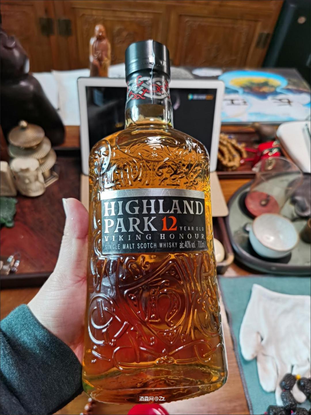 威士忌的香气往往是其魅力所在。轻轻摇晃酒杯,感受到木桶的香气与香料的细腻,仿佛置身于酒厂的陈年仓库,让人心旷神怡,沉醉于其深邃的香气世界。