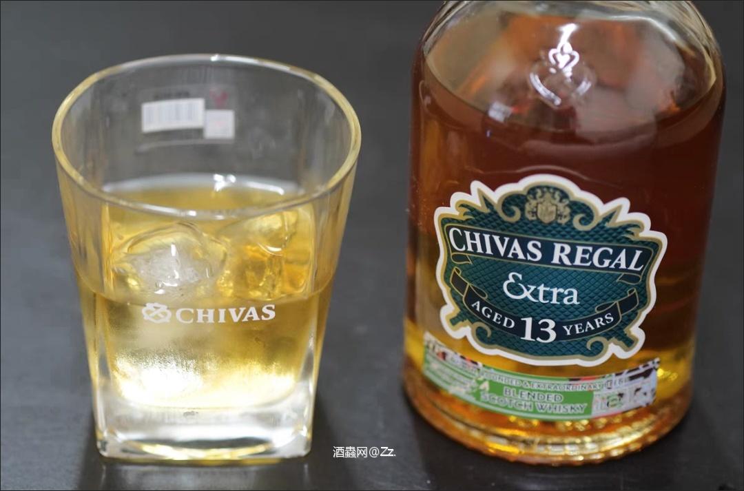 悠长的品鉴过程中,威士忌的复杂风味让我感受到时间的流逝。酒液在橡木桶中成熟,吸收着周围的气息,这种转变如同人生的历程,让我意识到耐心与等待的重要性。
