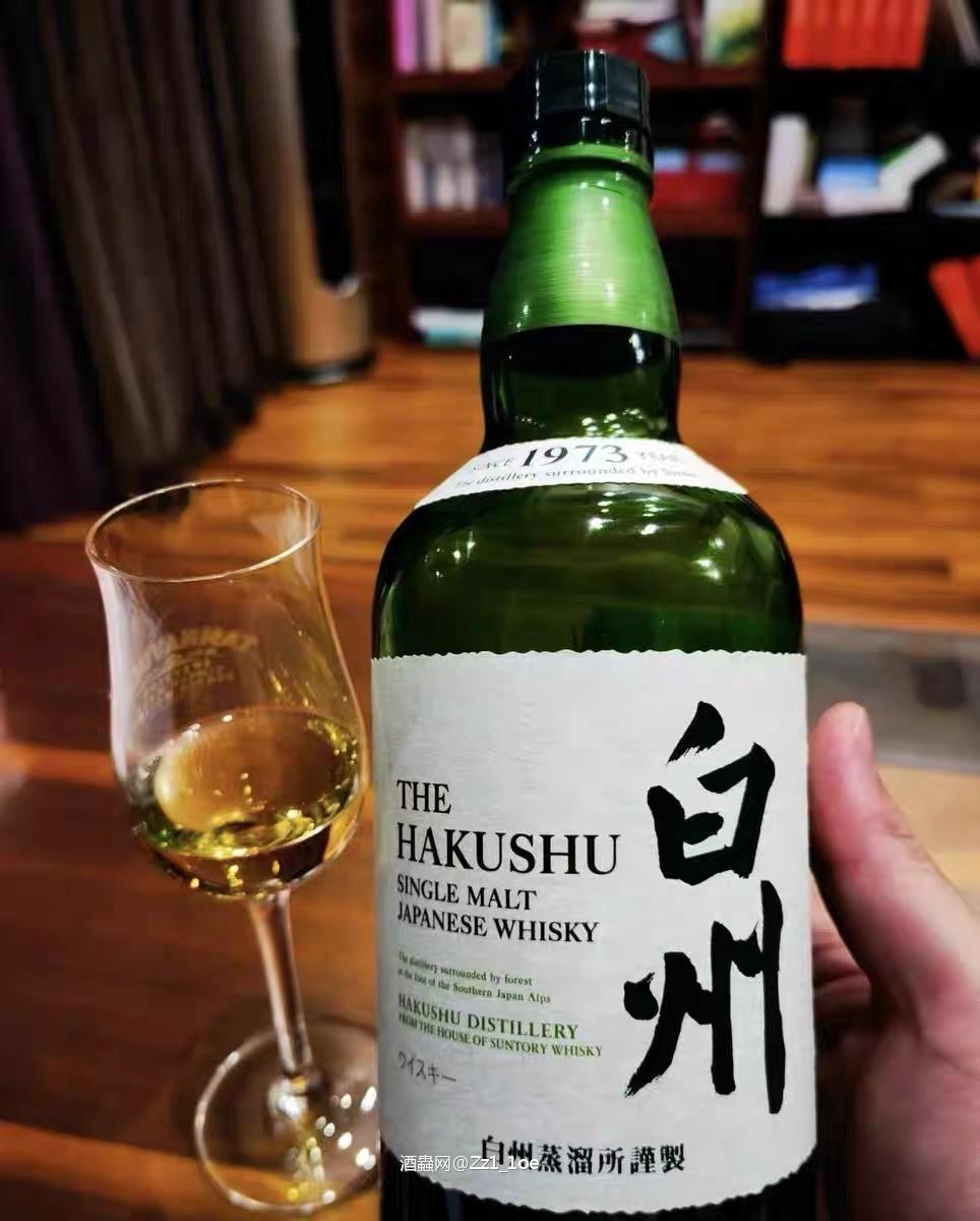 品味威士忌不仅是享受口感,更是对生活的思考。慢慢品饮的过程,仿佛在与自己对话,回顾过去的经历与选择。它教会我们慢下来,欣赏每一个瞬间,体会生活的细腻与丰富。