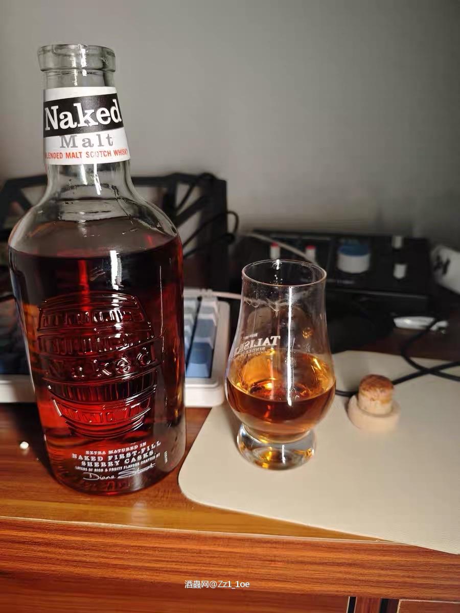 威士忌与时间 威士忌的酿造与熟成是一个漫长的过程。在这个过程中,时间不仅赋予了它独特的风味,也让人学会耐心与珍惜。每一滴酒液的背后,都是岁月的积淀与时光的馈赠,令人感慨万千。