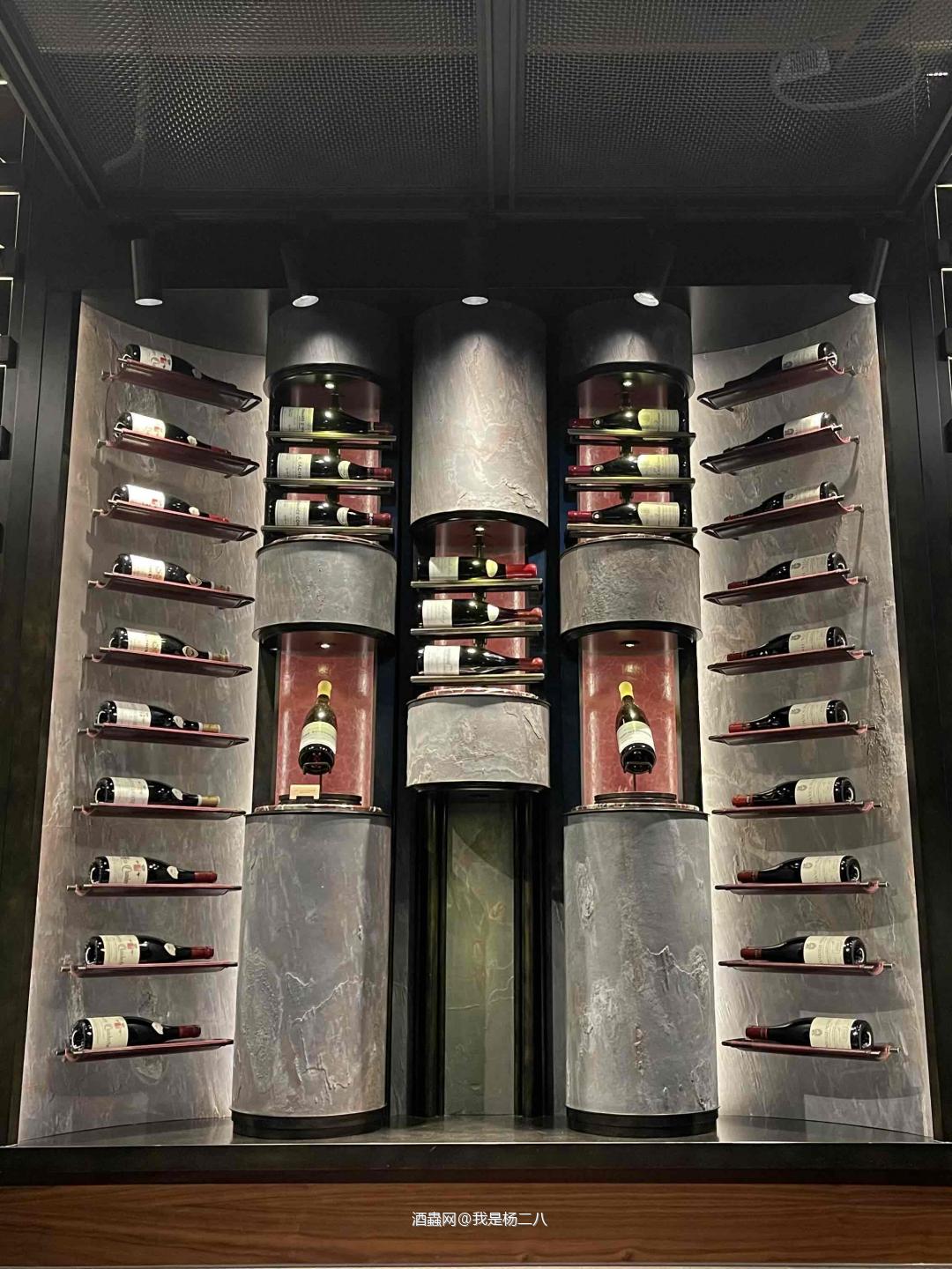 路过中环,必须要逛一下The Fine Wine Experience。忍不住又拿了几支酒。勃艮第Jessica Litaud 2020 Les Crays 白,与M. Chapoutier的2021 Le Meal 红。养几年,期待一下他的表现~ 今天更新一下深圳海关要求,从香港入境,750ml的酒每人限带一支。别问我为什么知道<img src='https://sdata.whiskyworm.com/xcxpics/emoji_6.png' class='emoji' />