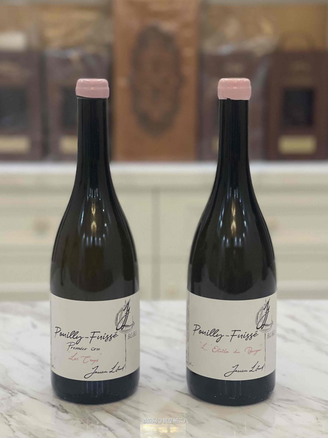 路过中环，必须要逛一下The Fine Wine Experience。忍不住又拿了几支酒。勃艮第Jessica Litaud 2020 Les Crays 白，与M. Chapoutier的2021 Le Meal 红。养几年，期待一下他的表现～ 今天更新一下深圳海关要求，从香港入境，750ml的酒每人限带一支。别问我为什么知道<img src='https://sdata.whiskyworm.com/xcxpics/emoji_6.png' class='emoji' />
