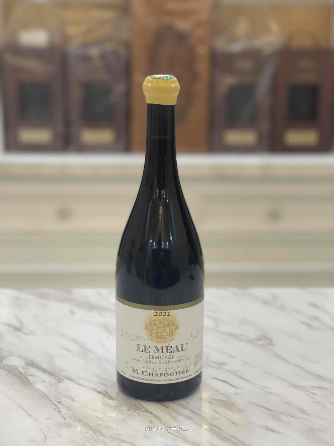 路过中环，必须要逛一下The Fine Wine Experience。忍不住又拿了几支酒。勃艮第Jessica Litaud 2020 Les Crays 白，与M. Chapoutier的2021 Le Meal 红。养几年，期待一下他的表现～ 今天更新一下深圳海关要求，从香港入境，750ml的酒每人限带一支。别问我为什么知道<img src='https://sdata.whiskyworm.com/xcxpics/emoji_6.png' class='emoji' />