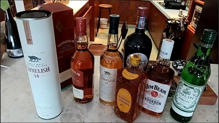 在品味威士忌时,时间似乎变得缓慢。酒液在舌尖蔓延,仿佛在诉说着岁月的故事。每一口都让人意识到,生活中的美好时光需要珍惜,正如这悠久的酒香,越陈越香。