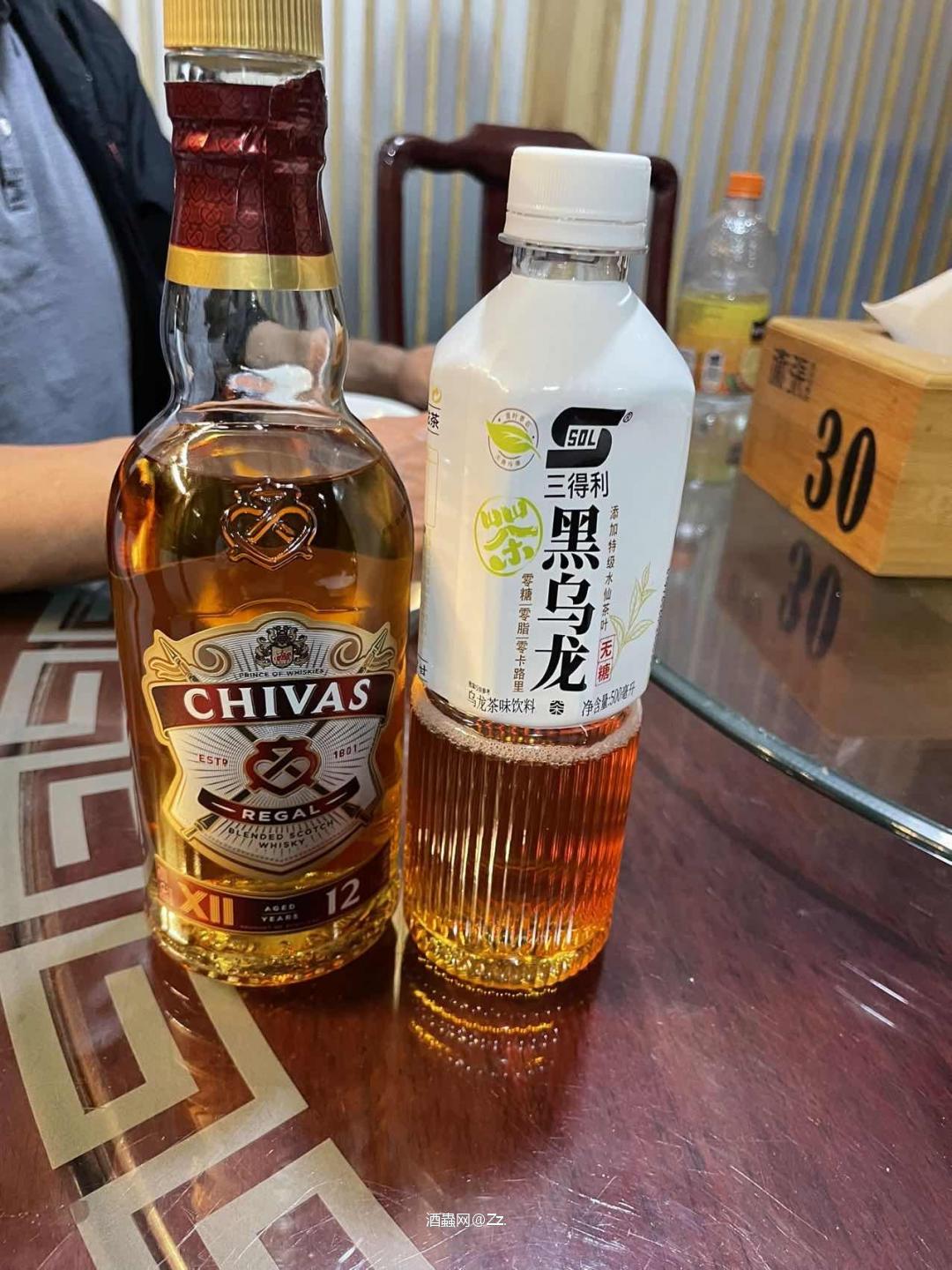 从苏格兰的高地到爱尔兰的河流,每一滴酒都蕴藏着酿造者的故事与岁月的印记。品味威士忌时,仿佛在与过去对话,感受那份跨越时空的文化传承。