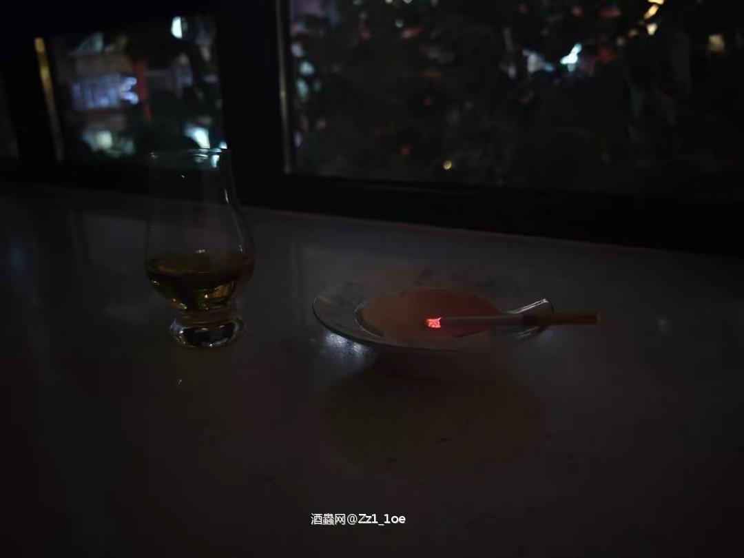 杯中酒液缓缓流淌，凝聚了无数美好的瞬间。它不仅是饮品，更是情感的载体，让人们在轻松的氛围中建立深厚的联系。