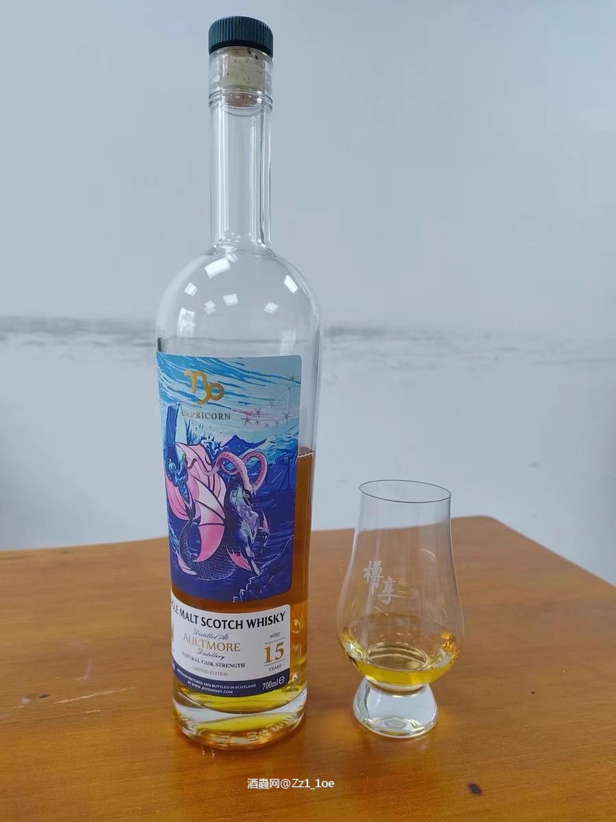 威士忌也是独处时的良伴。与一杯威士忌相伴，心中浮现的是静谧与思考。在夜深人静时，品味着那醇厚的酒香，反思过去与未来，仿佛能找到生活中的一些答案，滋养心灵的深处。