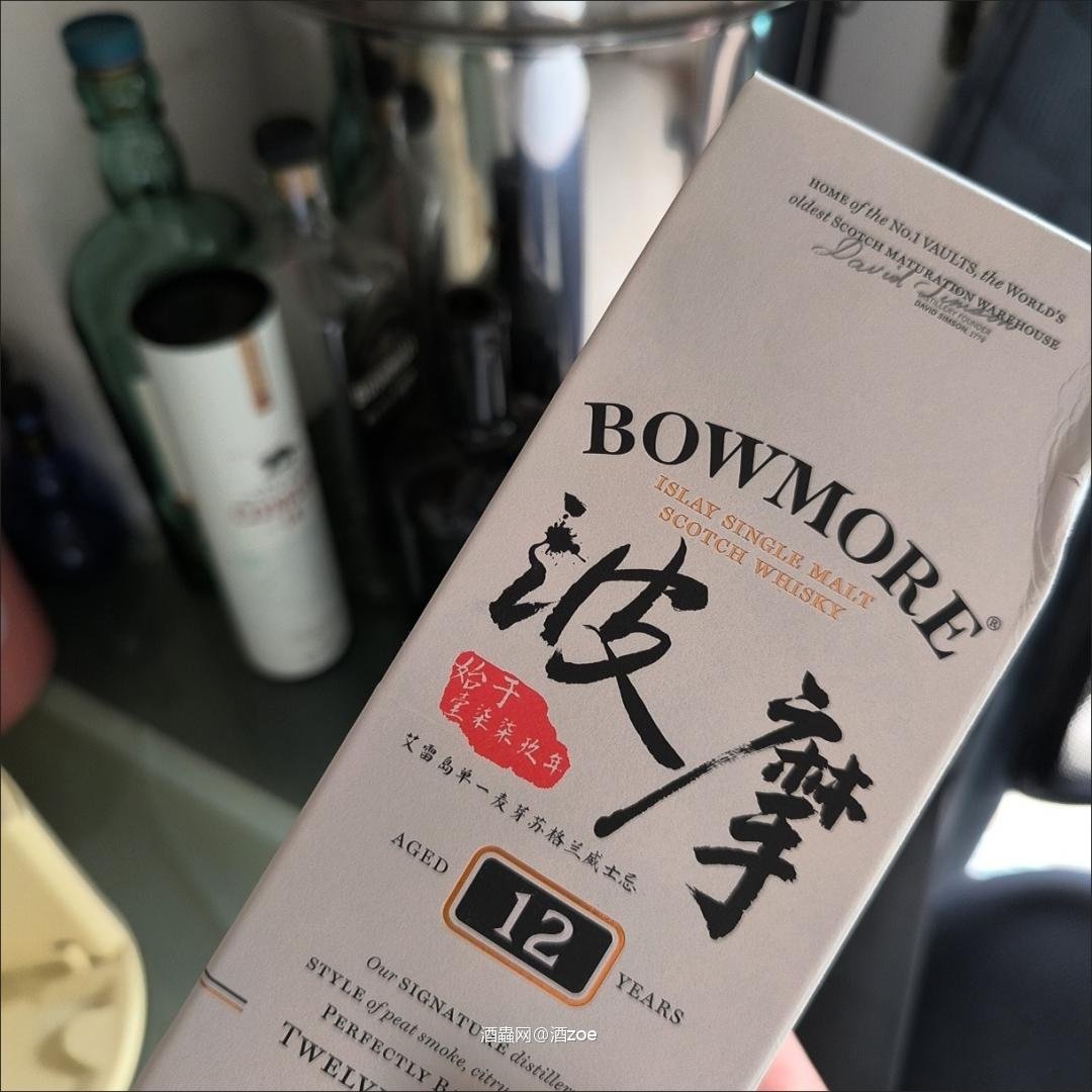 在苏格兰和爱尔兰,威士忌是社交和庆祝的重要元素。传统的酿造工艺与当地的习俗交织在一起,形成了独特的文化认同,连接着人们与他们的土地。