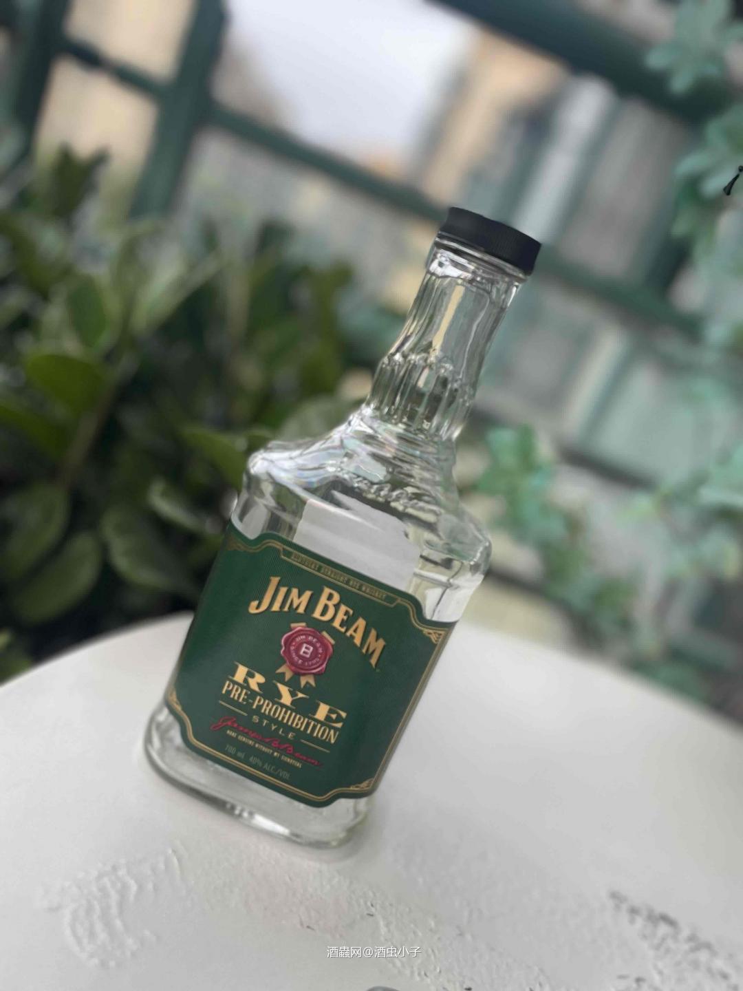 昨晚跟一个朋友居然把这个酒给劈完拉,感觉挺不错,加了冰块喝,感觉挺甜美的。主要价钱不贵,怎么喝都可以…喝起来还是有点意思。嘻嘻