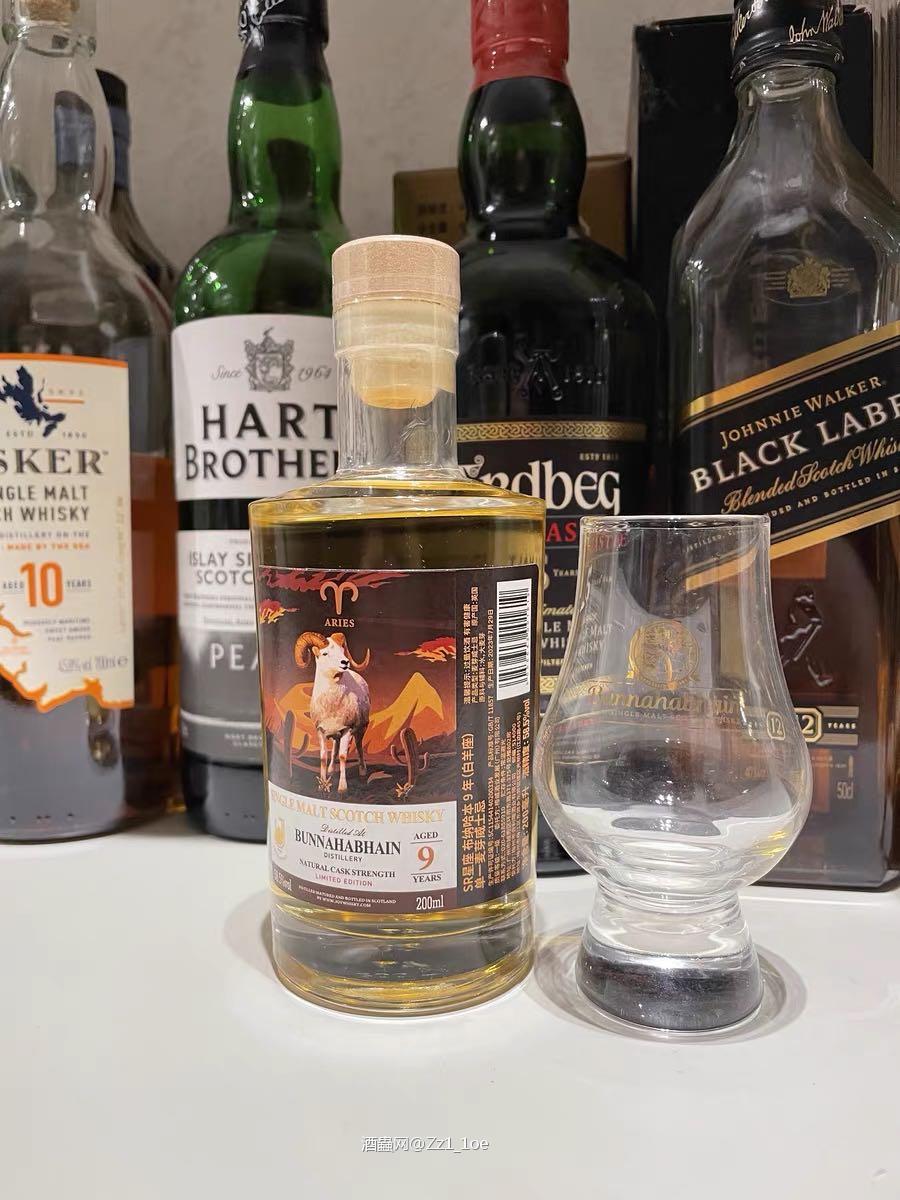 。每一瓶威士忌都有其独特的故事和背景。品味威士忌的过程，就像是在与历史对话，感受不同地域、时间与工艺的交织，带来深层次的体验。