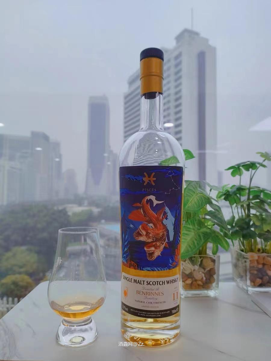 威士忌可以增进感情。酒杯的碰撞声不仅是欢乐的象征，更是心灵的交流，促进情感的联结。