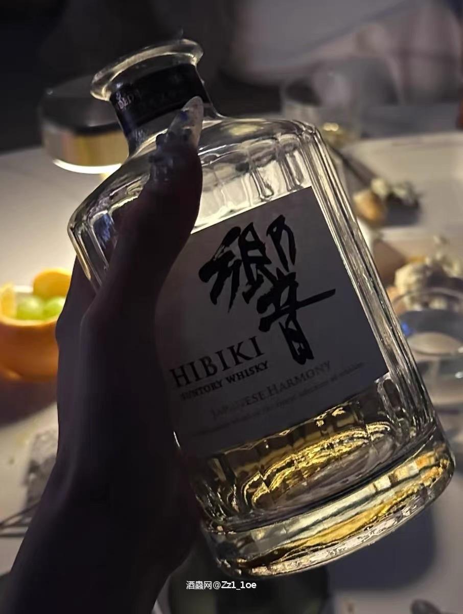 细腻的颜色映入眼帘，接着是微妙的香气扑鼻而来，最后在舌尖舞动的余韵令人陶醉。掌握品鉴的技巧，让每一次的举杯都成为一次心灵的对话。