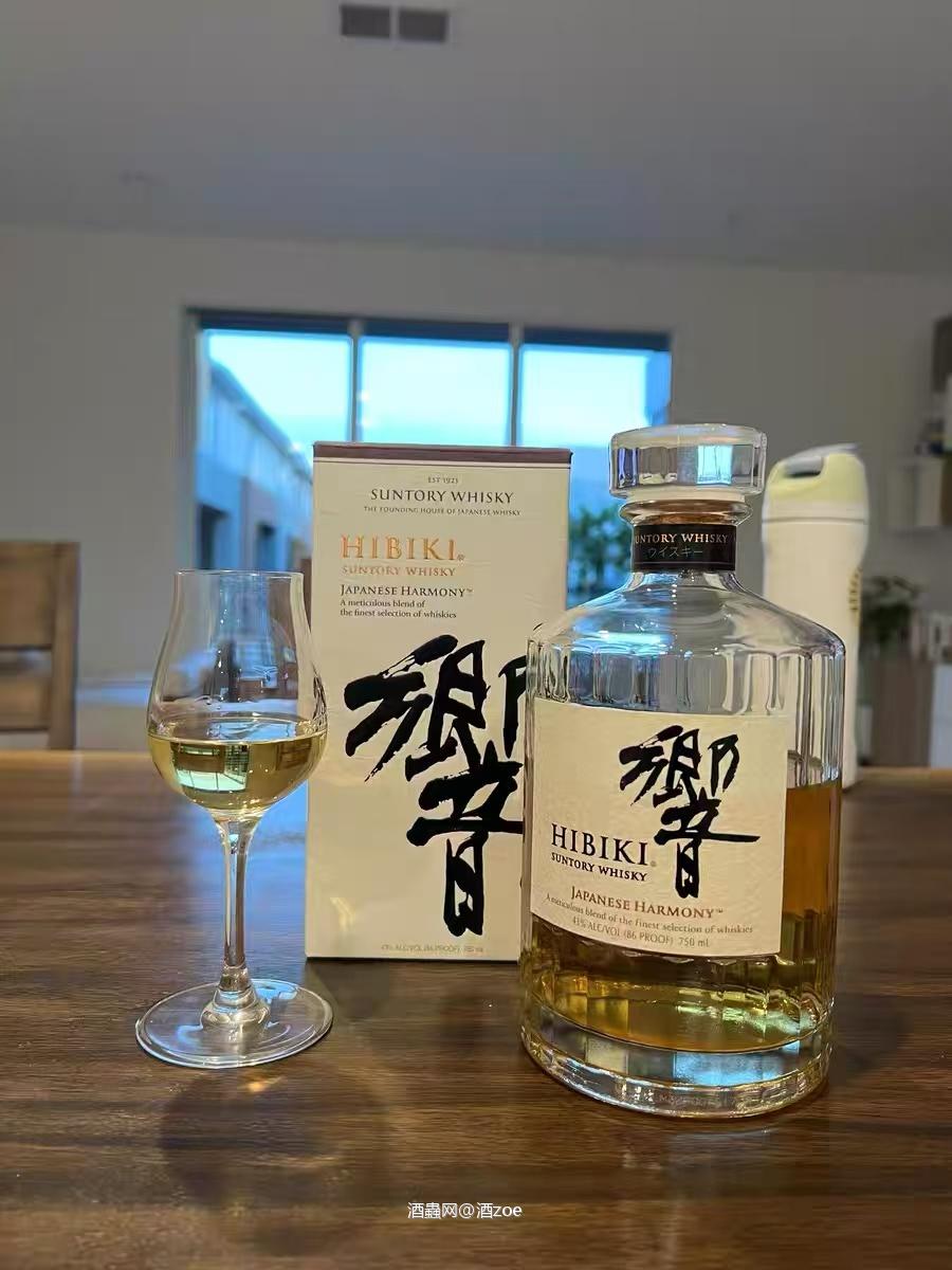 一杯威士忌不仅能引发热烈的讨论，更能拉近彼此的距离。分享故事与回忆，让威士忌成为人与人之间情感的桥梁。