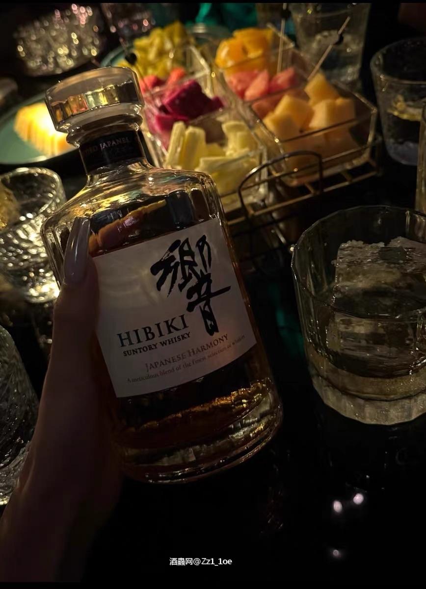 香气、颜色、口感和余味交织成一幅复杂的画面,细细品味中能感受到时间的积淀和匠人的心血,这是威士忌独特的艺术。