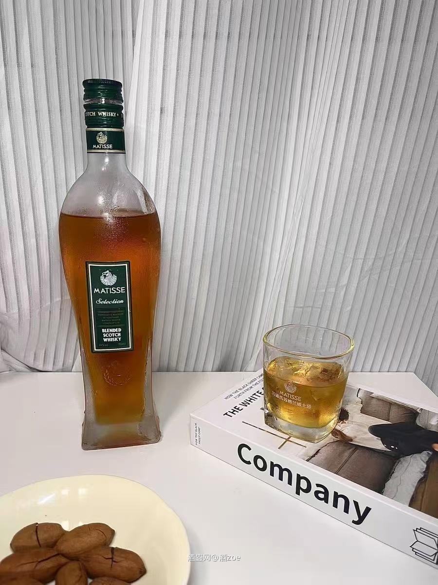 不同的地区、酿造方法到各种风味,每一次品尝都是一次新的探索。追求极致的过程,仿佛在提醒我们对生活也要有同样的热情和期待。