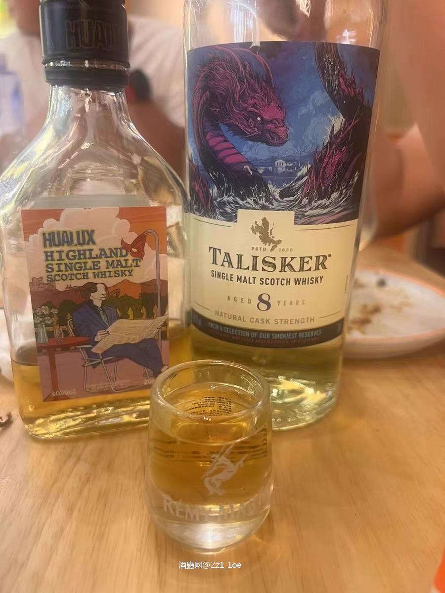 每一滴酒液都蕴藏着酿酒师的心血。通过观察颜色、嗅闻香气、细细品味,能够感受到它的复杂性与深度,这是一种无与伦比的体验。