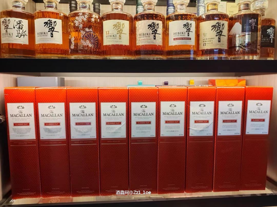 无论是泥煤的烟熏,还是果香的清新,复杂的口感让人沉醉。它适合独酌,也适合与挚友分享。每一杯都是一段故事,等待着您的探索与发现。