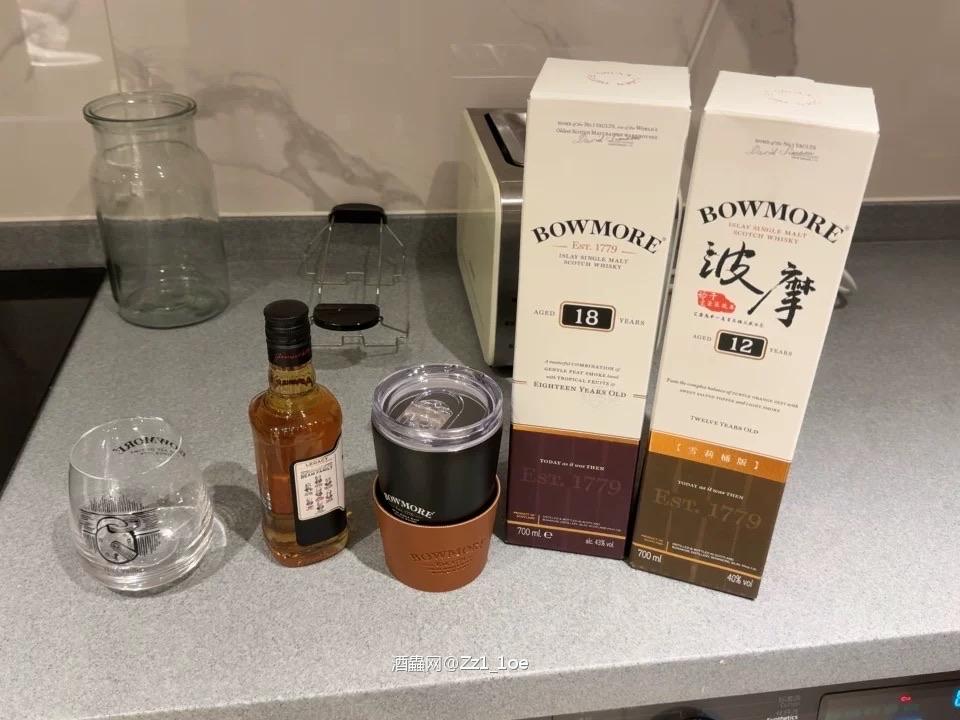 首先,观其色泽,透出金黄的光辉;再闻其香气,层次丰富、各有千秋;最后,小心啜饮,体会口感的变化。每一次品鉴,都是对味蕾的探索和对灵魂的洗礼。