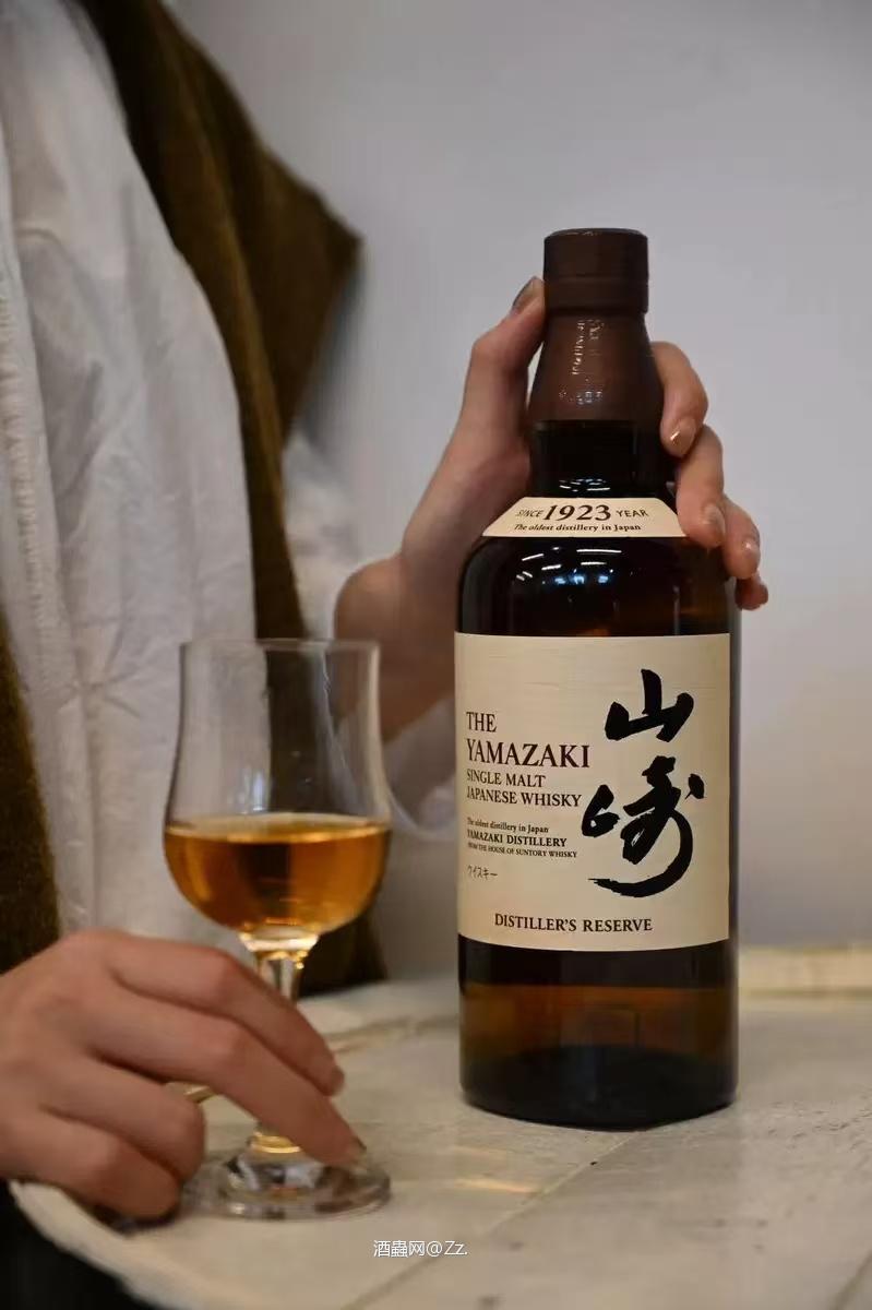在欢声笑语中,一杯威士忌可以拉近彼此的距离。无论是庆祝成功,还是倾诉心声,威士忌都能为时刻增添浓厚的情感与温暖。