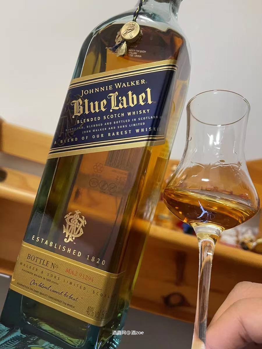 随着全球对威士忌的热爱不断升温,许多新兴酿酒厂如雨后春笋般崛起。创新与传统的结合,为威士忌注入了新的活力。未来的威士忌,将在传承中不断突破,为我们带来更丰富的味觉体验。