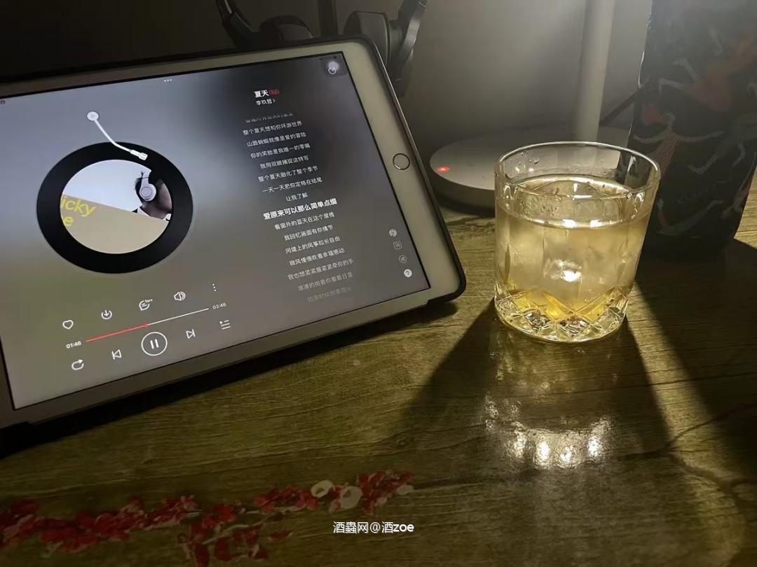它能与各种菜肴相得益彰，尤其是烤肉、海鲜和巧克力。无论是丰盛的晚餐还是简单的小吃，威士忌总能提升整体的味觉体验，令每一餐都独具魅力。