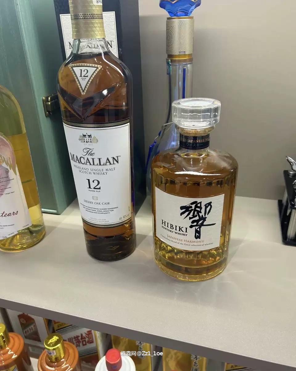 朋友围坐,举杯畅饮,分享彼此的故事与欢笑。那一瞬间,酒香与欢声交织,氛围愈加浓厚,仿佛时间在此刻静止,让友谊更加深厚。