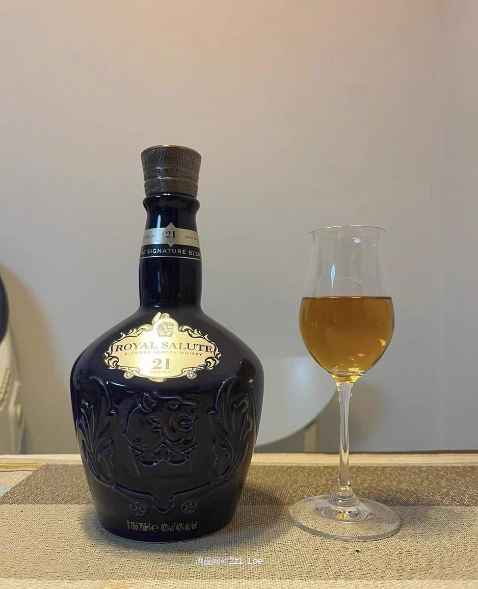 这一被誉为“液体黄金”的饮品,源自古老的酿造工艺,历经几个世纪的演变。从苏格兰的高地到爱尔兰的乡村,每一瓶威士忌都蕴藏着独特的文化和历史故事,让人不禁想要探索其背后的传奇。