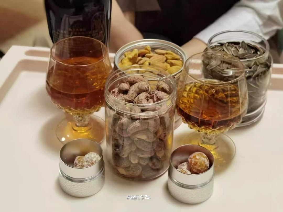 风味千变万化,涵盖了从甜美的蜂蜜到烟熏的木材,甚至是果香的复杂层次。每种风格都有其独特的个性,适合不同的场合与心情。无论是静谧的夜晚,还是热闹的聚会,威士忌总能增添一份特别的气氛。