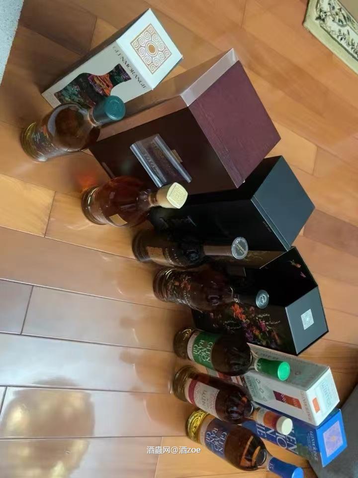 世界各地的威士忌文化各具特色,无论是苏格兰的传统还是日本的细腻,都是对匠心精神的追求。在杯中品味威士忌,仿佛也能感受到那份对生活的热爱与执着。
