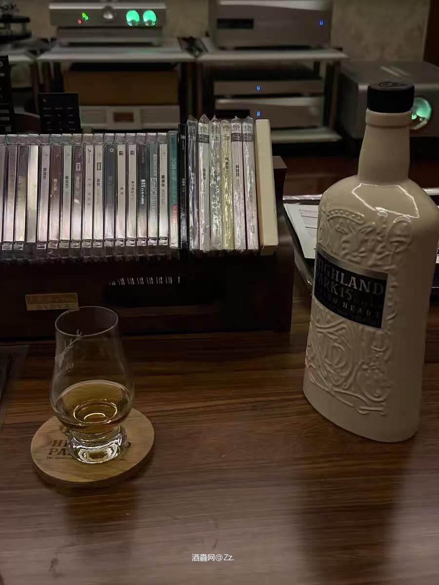 作为一种传统的蒸馏酒,不仅在口感上独具特色,还承载着丰富的文化与历史。每一瓶威士忌都有其独特的故事,从生产工艺到酒厂的传承,让人感受到时间的沉淀与工匠精神的魅力。
