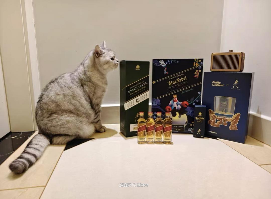 浓郁的威士忌可以与烧烤、巧克力和奶酪等食物相得益彰,提升餐饮体验。搭配时,酒的风味与食物的香气相互交融,创造出全新的味觉享受。
