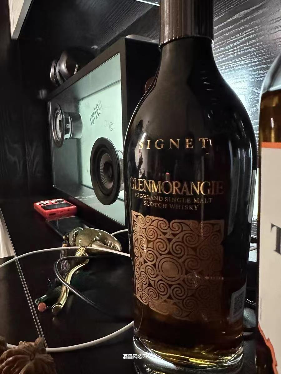 酿造威士忌的过程是艺术与科学的完美结合。从精选麦芽到精细蒸馏,再到岁月的陈酿,每一步都至关重要。不同的酿造工艺赋予了威士忌独特的风味与个性,使其成为品酒爱好者追求的终极目标。