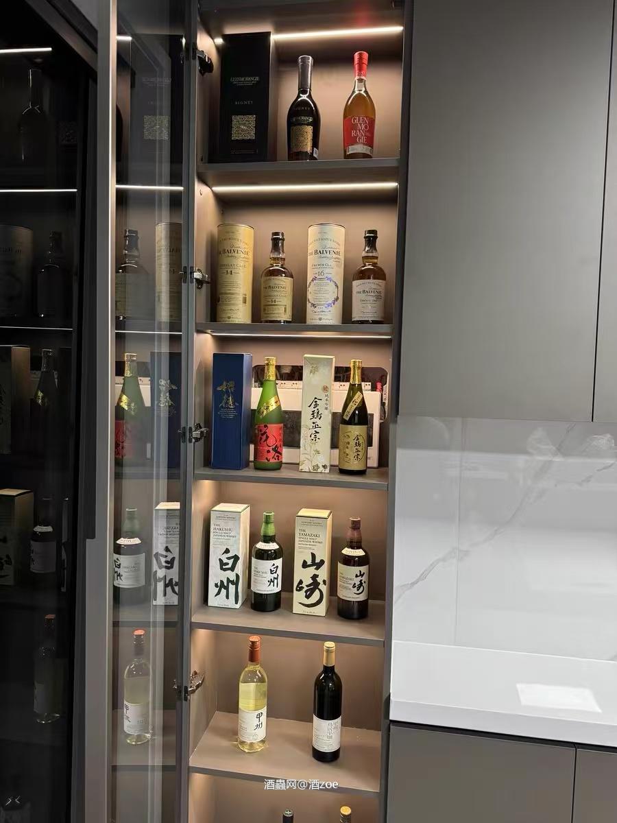 在全球各地,威士忌爱好者汇聚一堂,分享品鉴心得与酿造故事。这种交流不仅增进了人们对威士忌的了解,也让这个古老的饮品焕发出新的生命力。