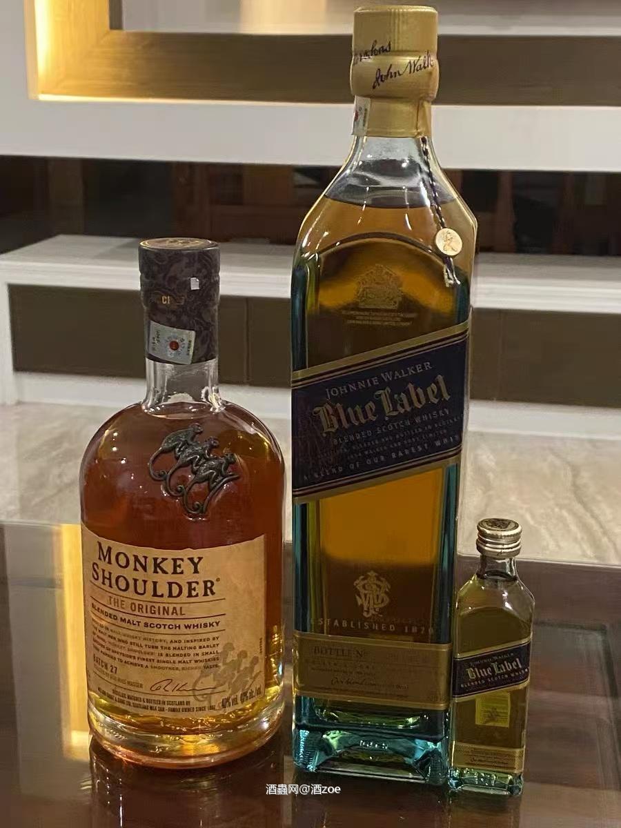 与朋友分享一杯威士忌，彼此的故事与情感在酒香中交融。这种交流不仅仅是味道的分享，更是心灵的碰撞，让人感受到温暖与亲密。