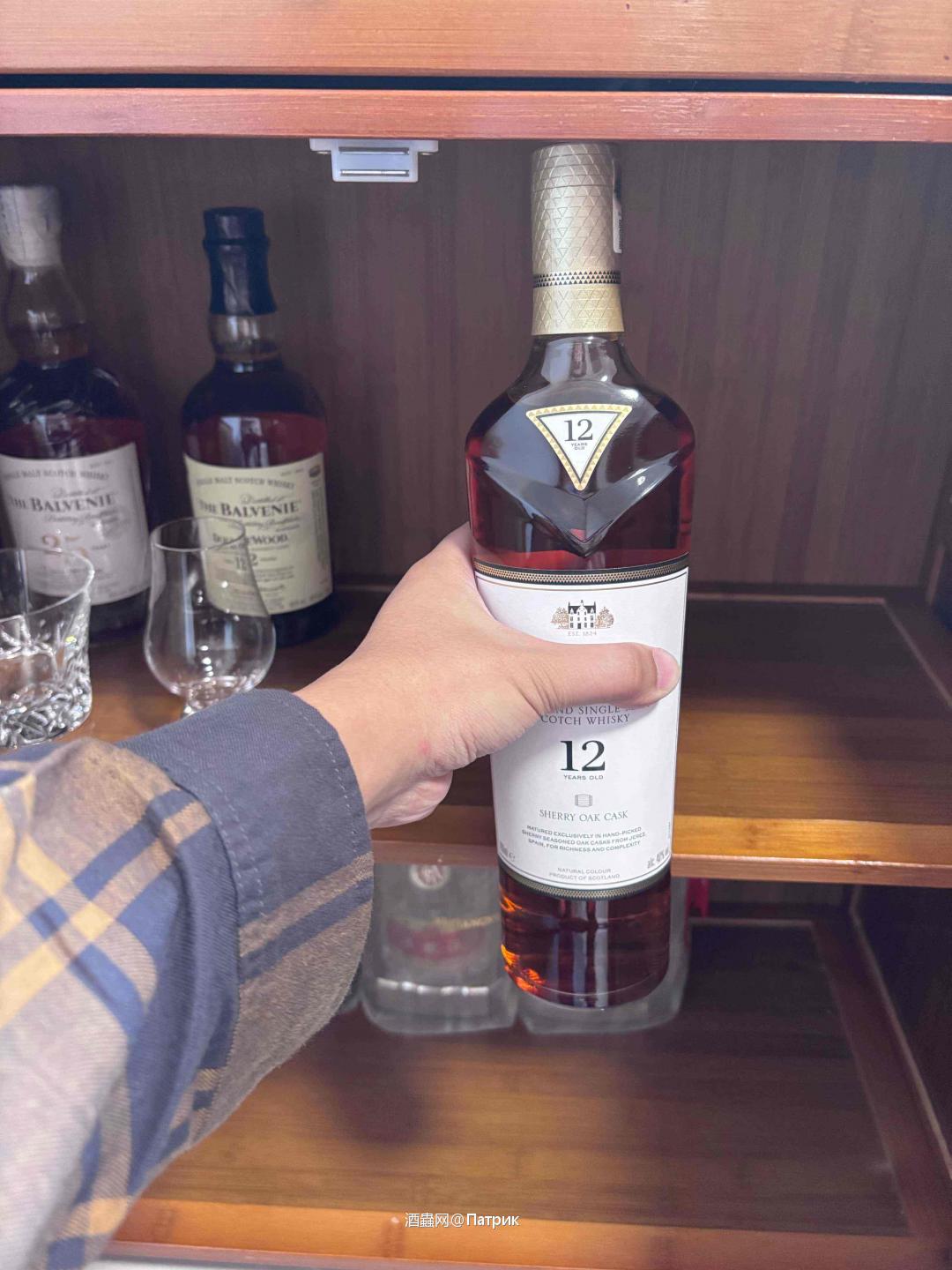 收藏柜正正好好小了一点