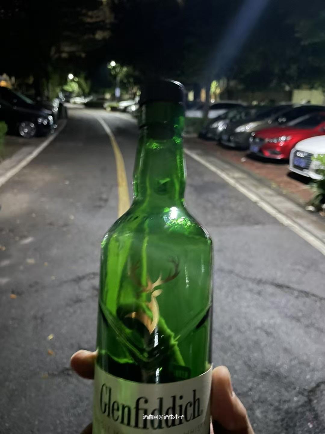 昨晚真的喝太多了，连回家的路上还顺带一瓶格兰菲迪拿在手上一边走一边喝。好朋友喝酒总是会不知不觉会喝多…
