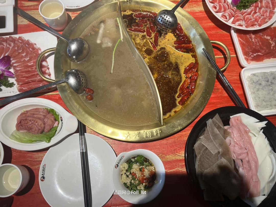 北方已经下雪了，南方还是短袖短裤.不过火锅那里也少不了 巴适得很