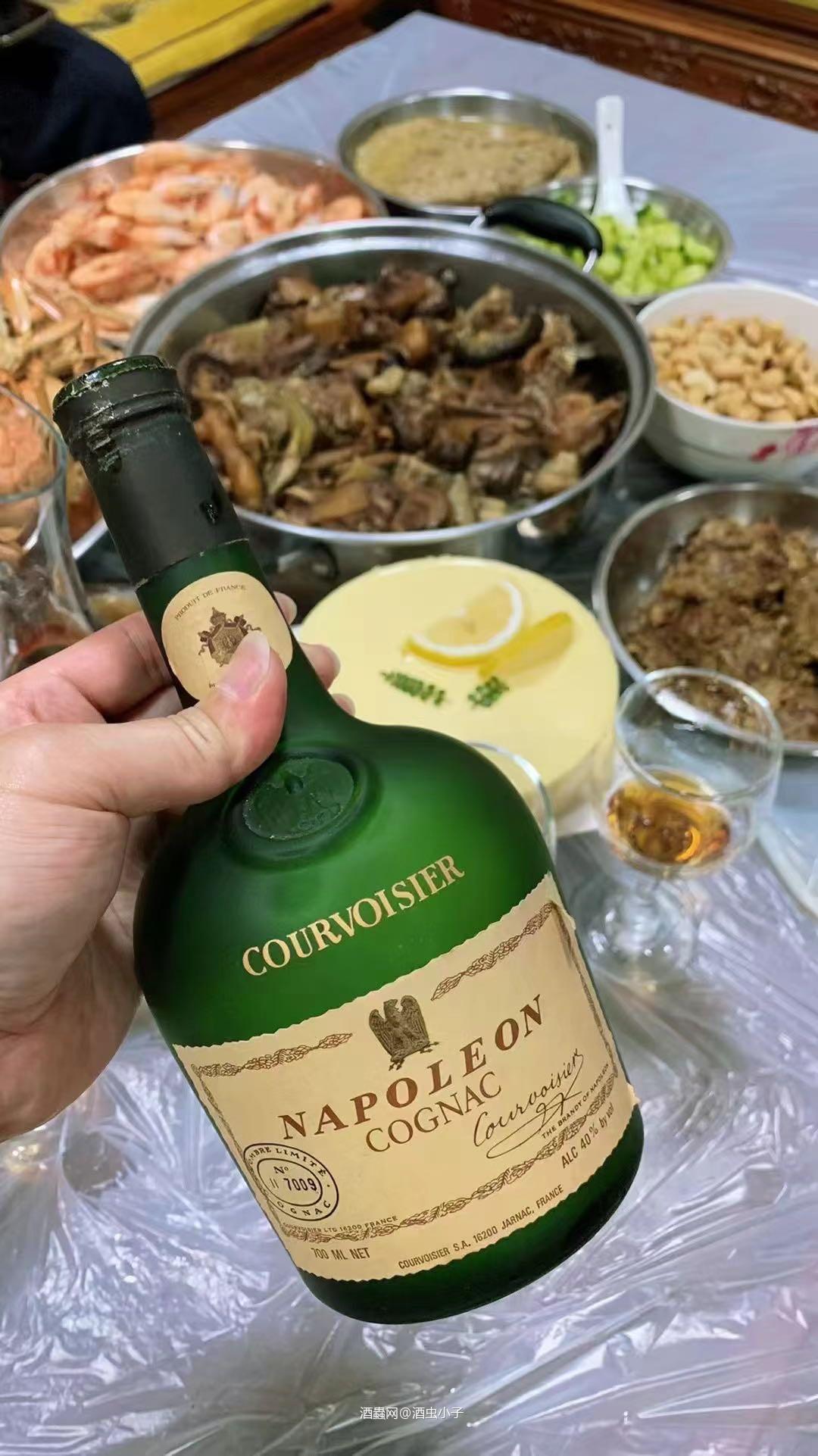 今晚亲朋好友聚餐，亲戚带来了一瓶瓶陈有点年份的干邑，木塞头都坏拉，不过旧酒就是好喝，清爽舒服透切！