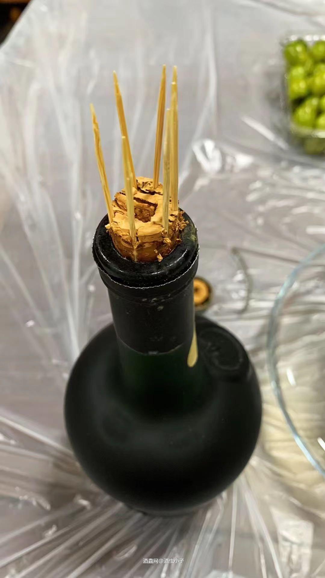 今晚亲朋好友聚餐，亲戚带来了一瓶瓶陈有点年份的干邑，木塞头都坏拉，不过旧酒就是好喝，清爽舒服透切！
