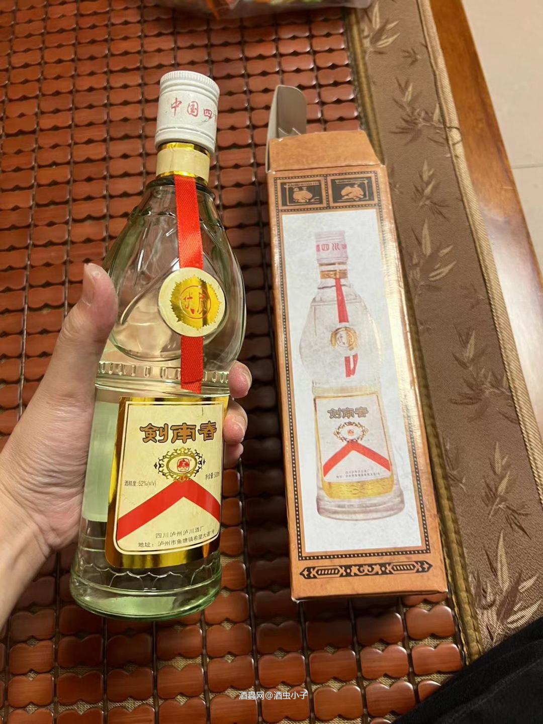 昨晚的饭局，亲戚带了一支货存很久的白酒，那时一支2002年的剑南春，52℃的。真好喝，非常醇香，口感香喷。非常不错！