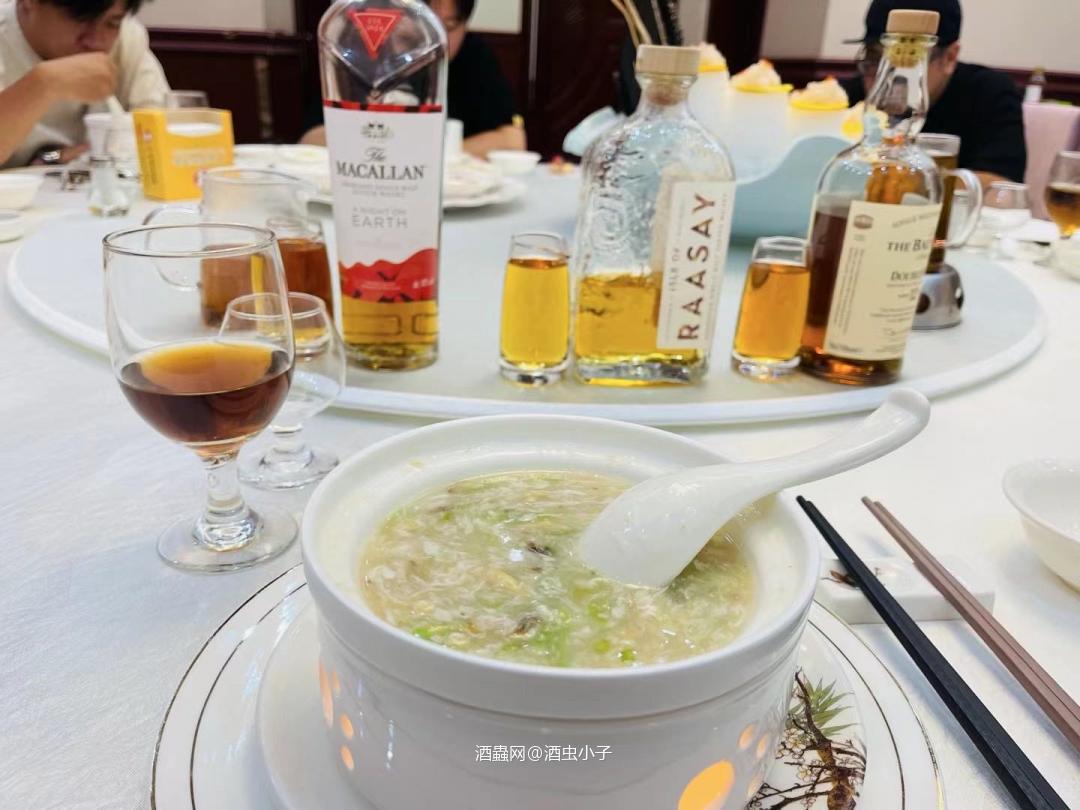 在冬天里，喝一杯优质酒是人生的一大享受。不仅能温暖身体，还能放松心灵，让人沉醉在酒的诗意中，感受岁月的温柔。